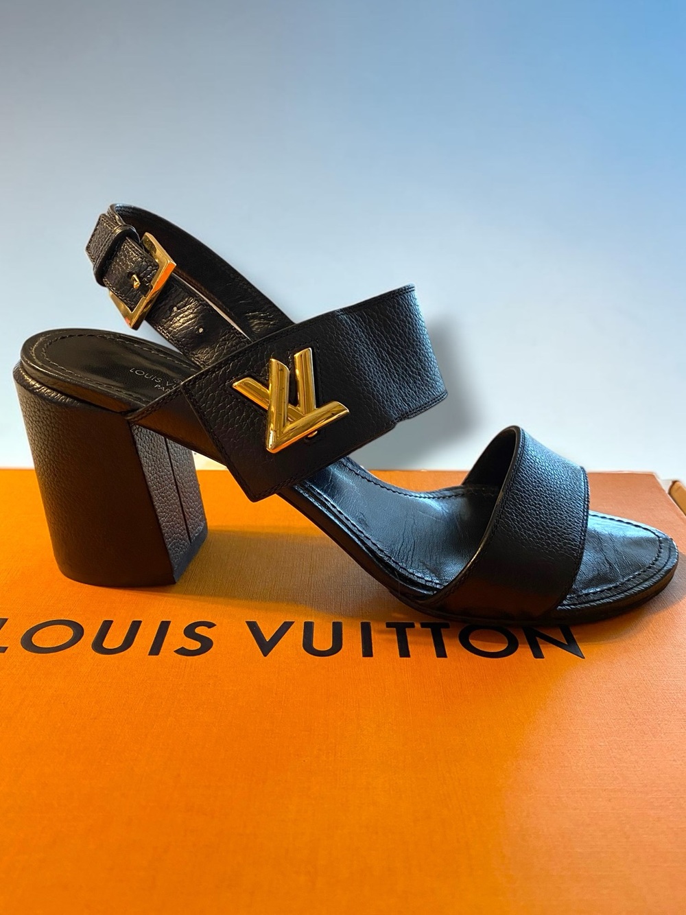 Authentic Louis Vuitton Calfskin Leather HORIZON Black Sandals 41 with Box!